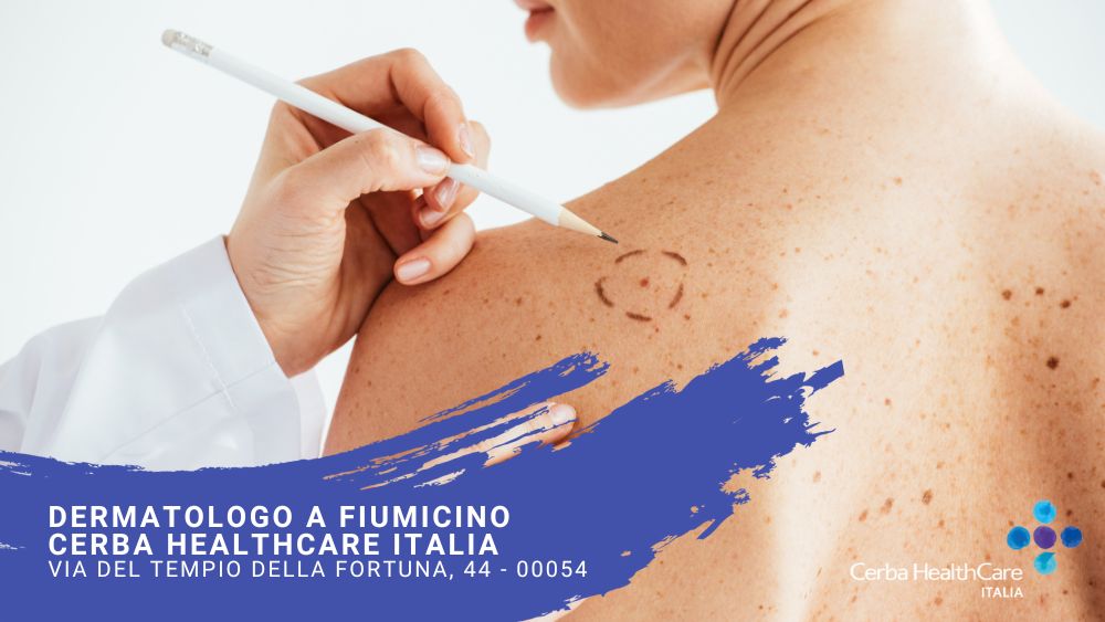 Specialista dermatologo a Fiumicino visita un paziente