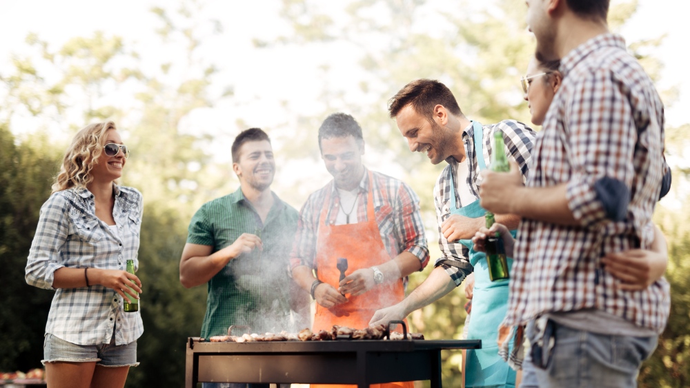 Gruppo di persone intorno al Barbeque