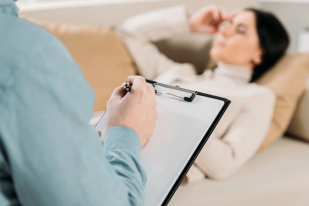 Ragazza viene analizzata da uno psicoterapeuta.